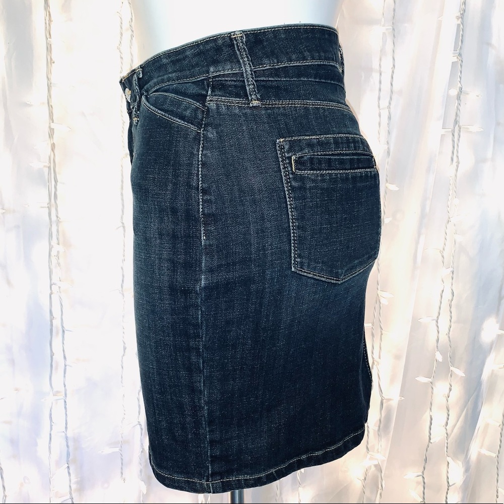 LEVI’S ⭐️ Classic Curve Hugging Denim Mini Skirt - Picture 2 of 8